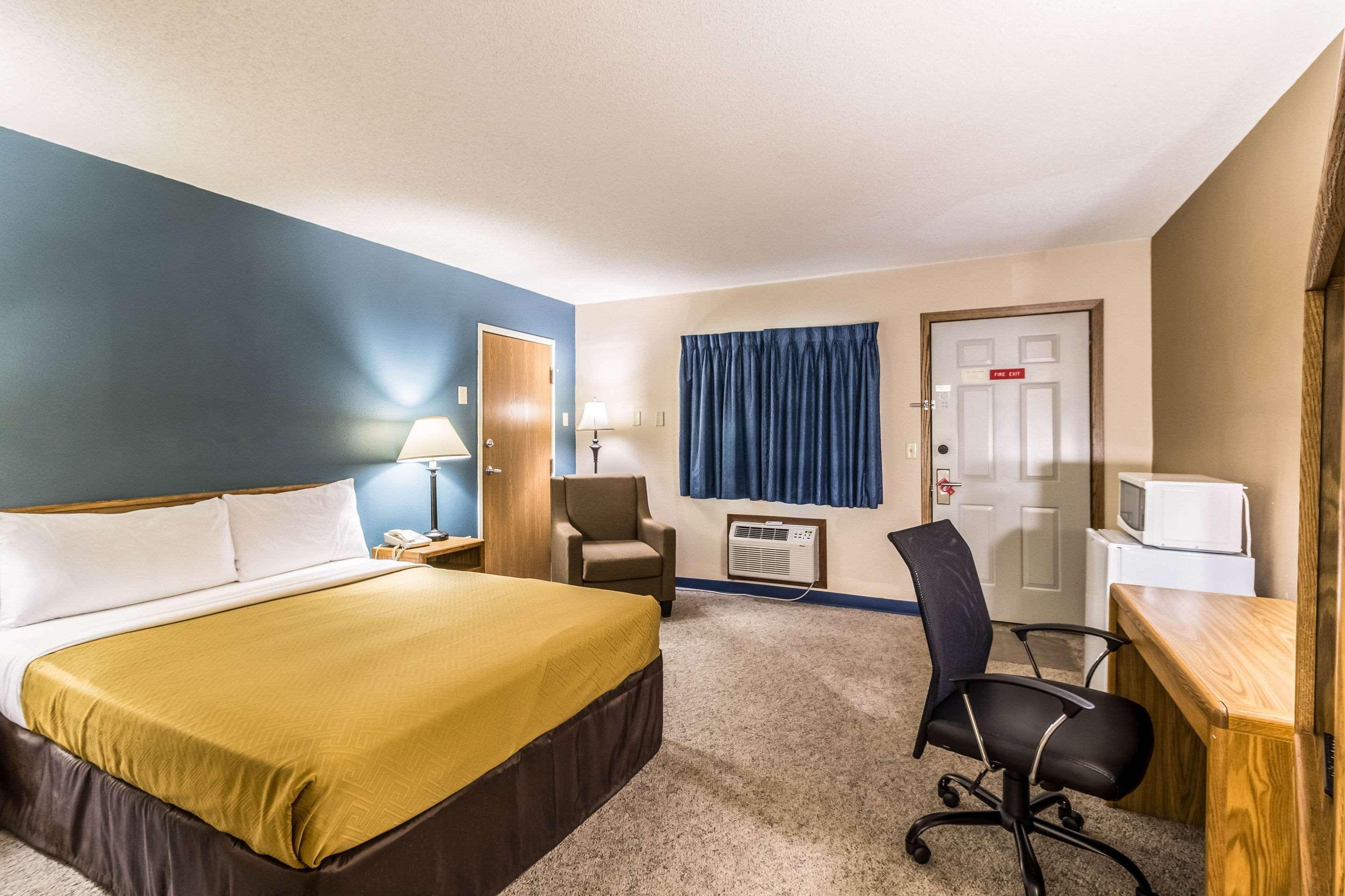 Econo Lodge - Valley City Buitenkant foto